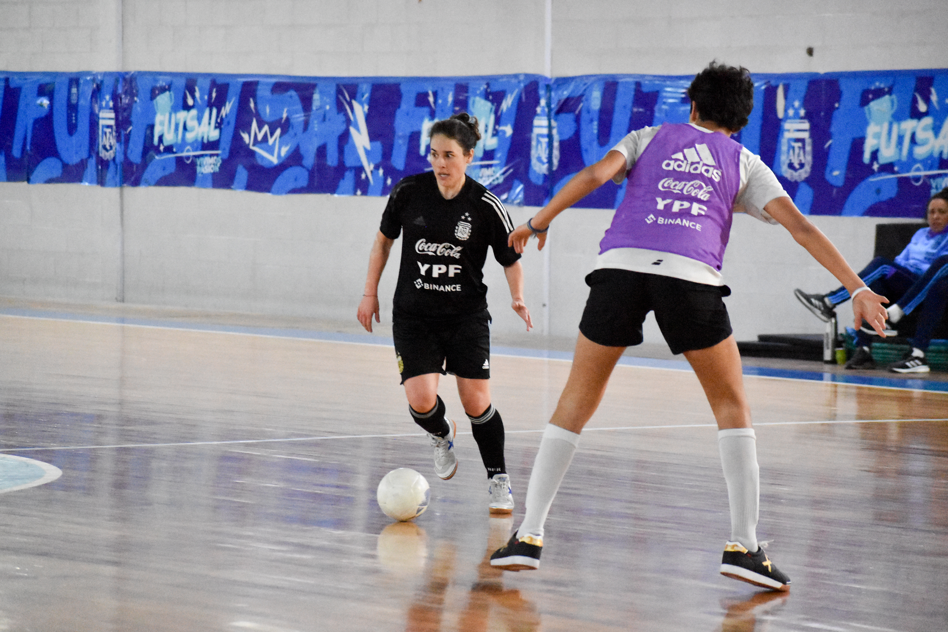 La Selección femenina de futsal completó su semana con un amistoso frente a juveniles masculinos